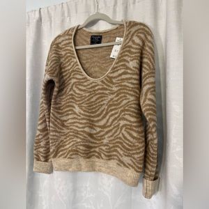 Abercrombie & Fitch soft and warm long sleeve sweater.